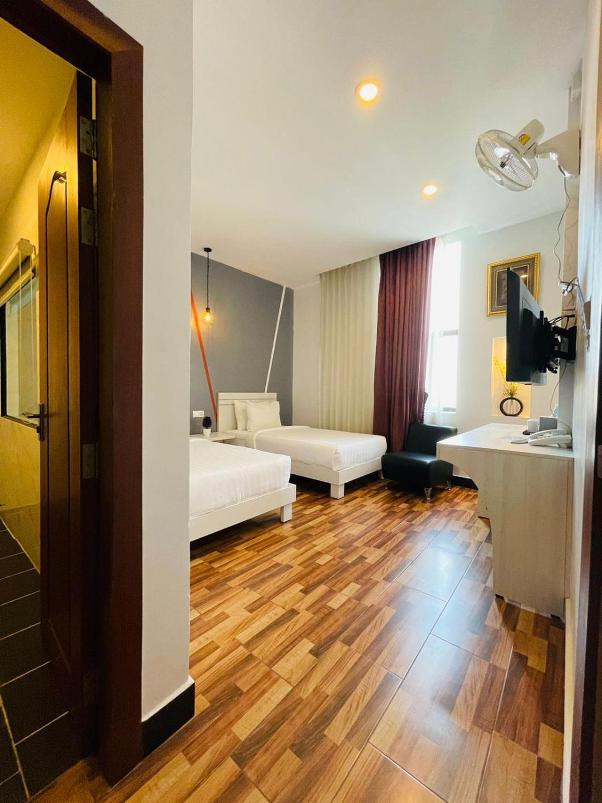 De Hotel Phnom Penh Exterior photo