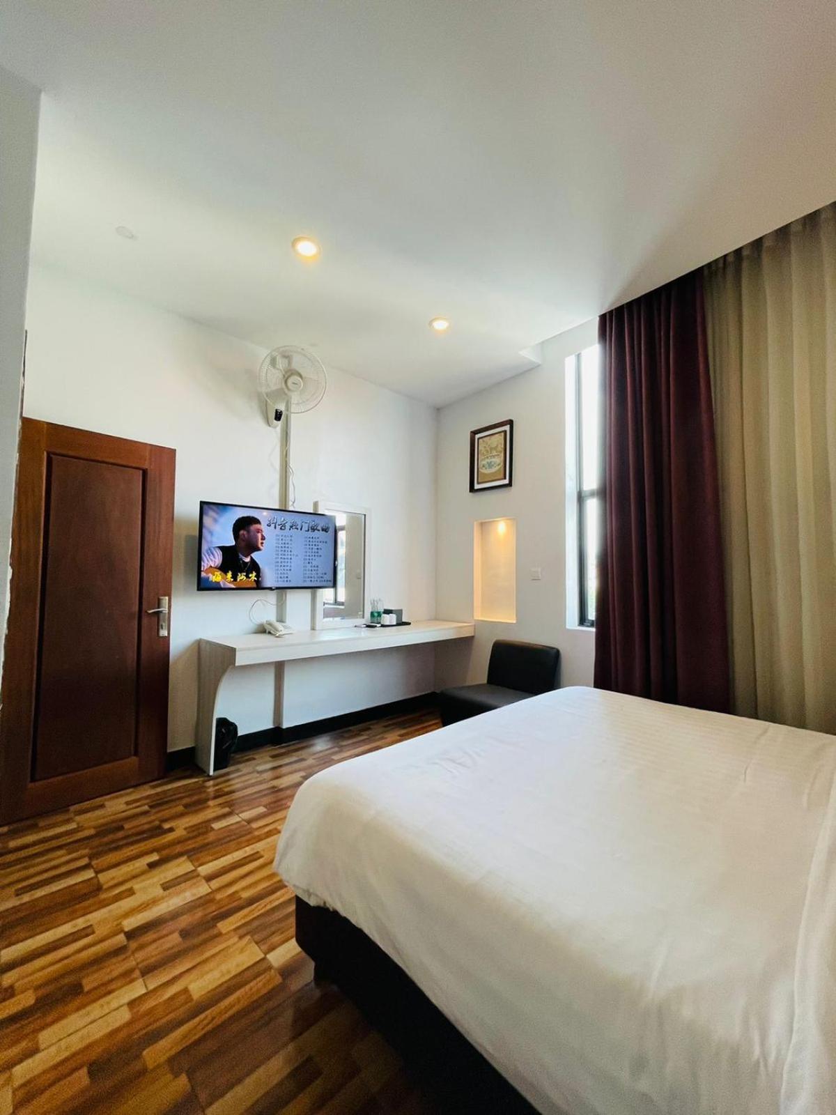 De Hotel Phnom Penh Exterior photo