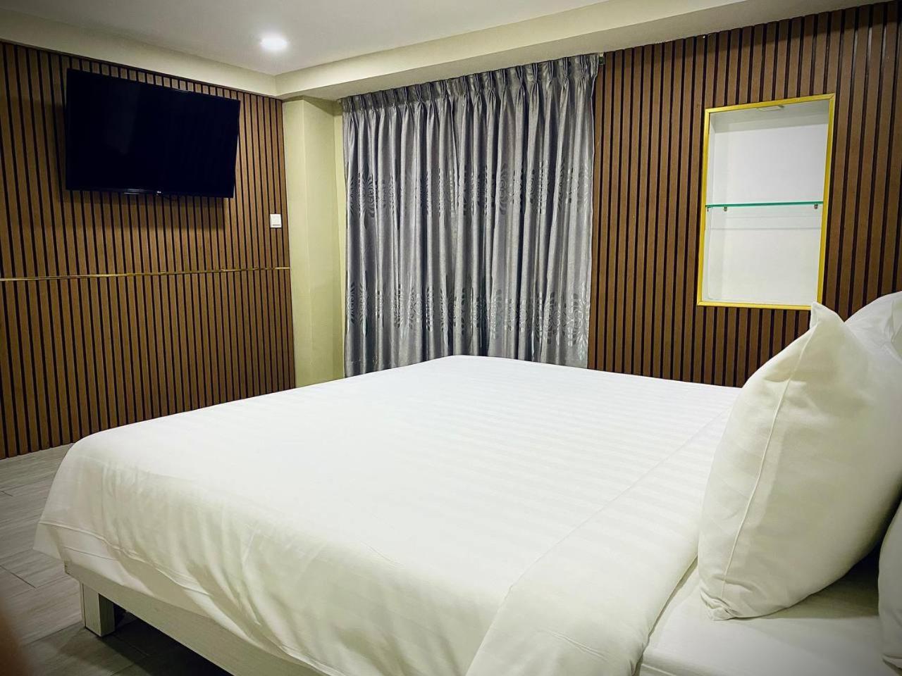 De Hotel Phnom Penh Exterior photo