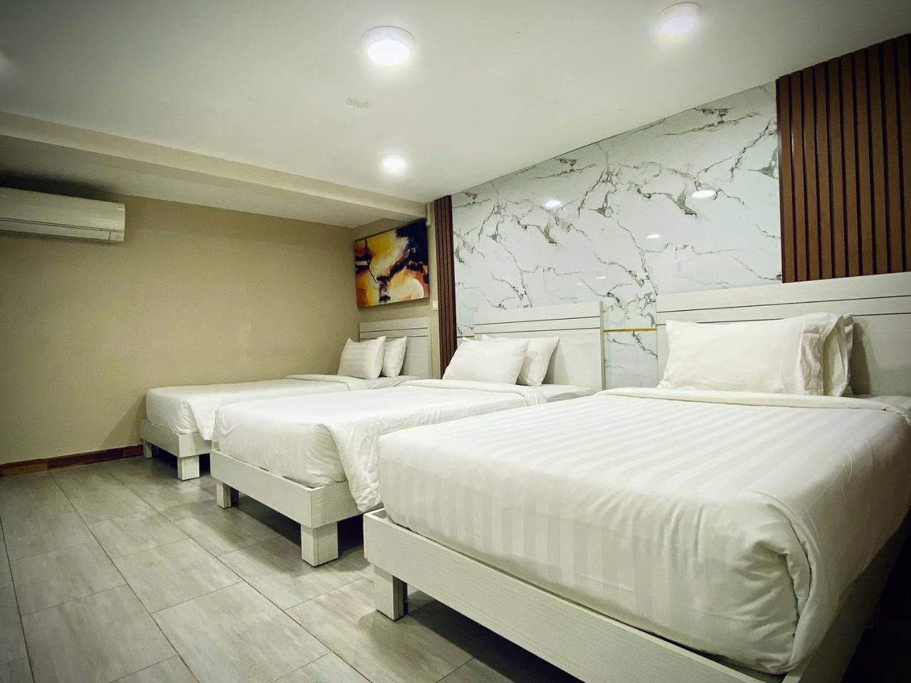 De Hotel Phnom Penh Exterior photo